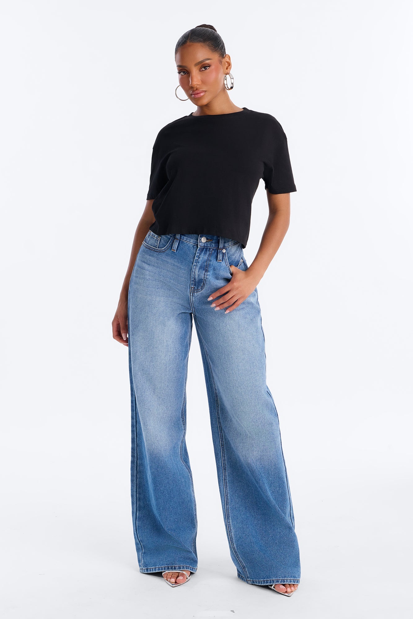Simple And Modern Cropped Tee - Black